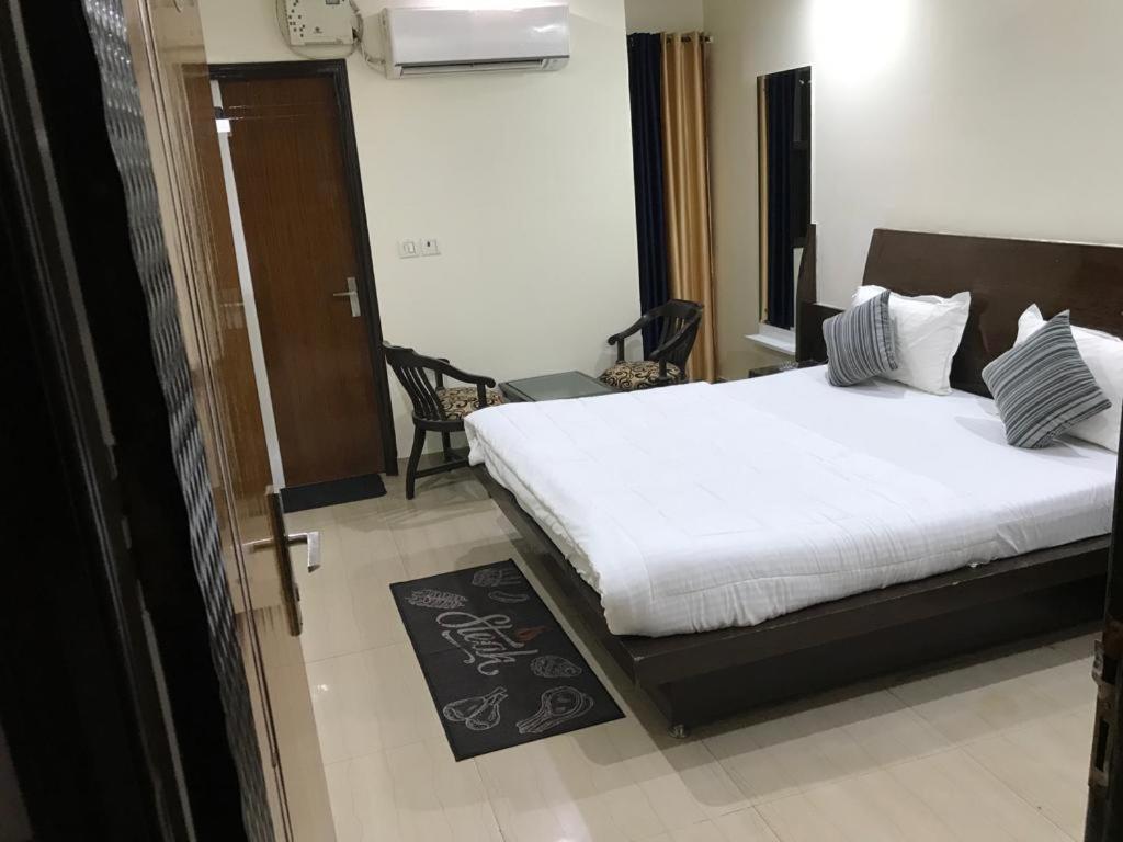 Adb Rooms Udhav Palace New Delhi Exterior foto