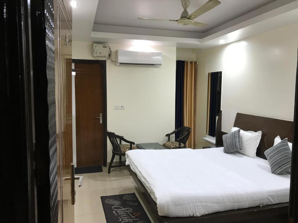 Adb Rooms Udhav Palace New Delhi Exterior foto
